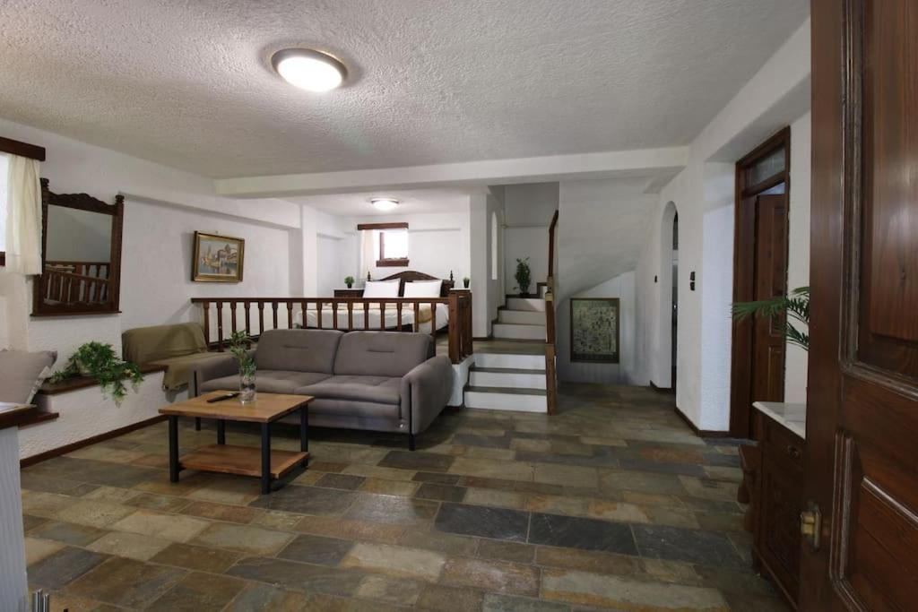 Raise Traditional Getaway Apartment