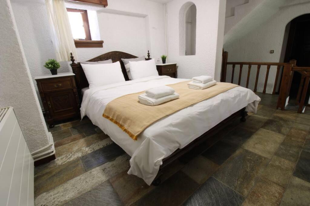 Raise Traditional Getaway Apartment