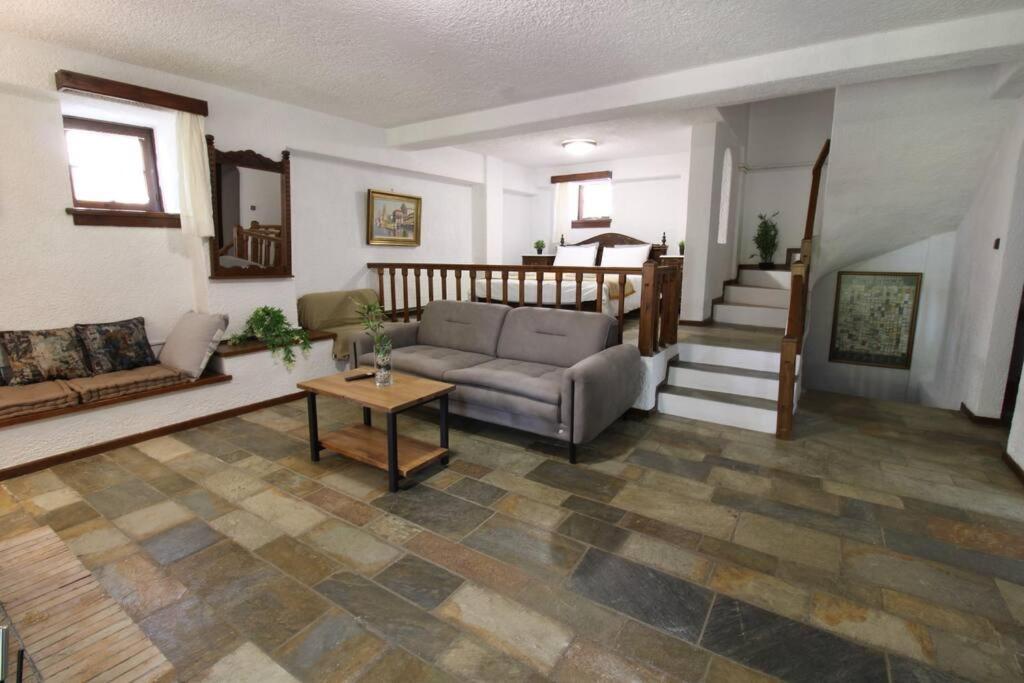Raise Traditional Getaway Apartment